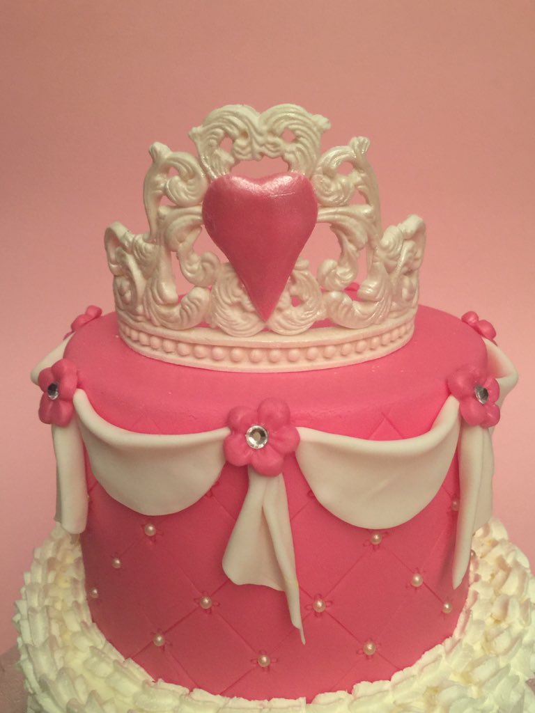 TortaExpress's tweet photo. Princess crown cake #bari #cake#cakedesign #whippedcream #torte #princessparty #princess #corona https://t.co/o2VMCxShom