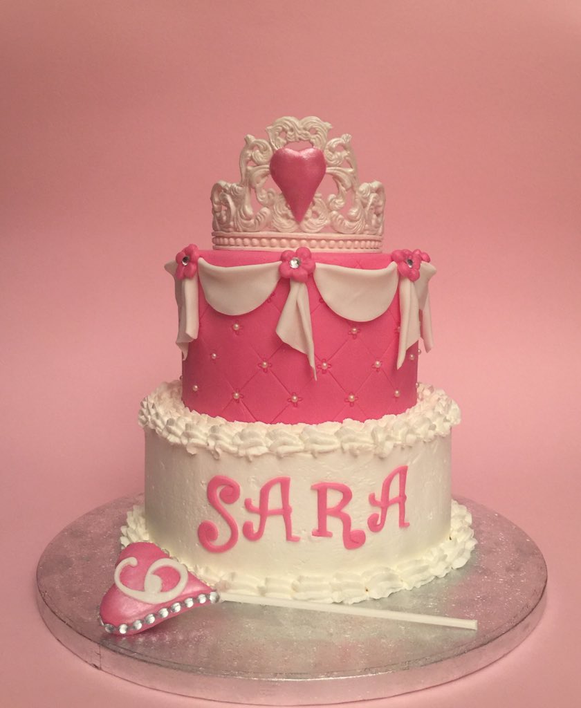 TortaExpress's tweet photo. Princess crown cake #bari #cake#cakedesign #whippedcream #torte #princessparty #princess #corona https://t.co/o2VMCxShom