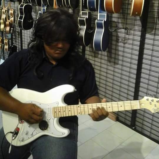 LARIMALAM_BAND's tweet photo. AYIE-GUITARIST https://t.co/RpmCmCOg7F