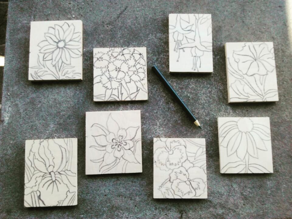 LytlBrd's tweet photo. Flower woodblock ready for carving. #printmakingiscool ##tinywoodblock #idignature https://t.co/3rk5w0Pr9g