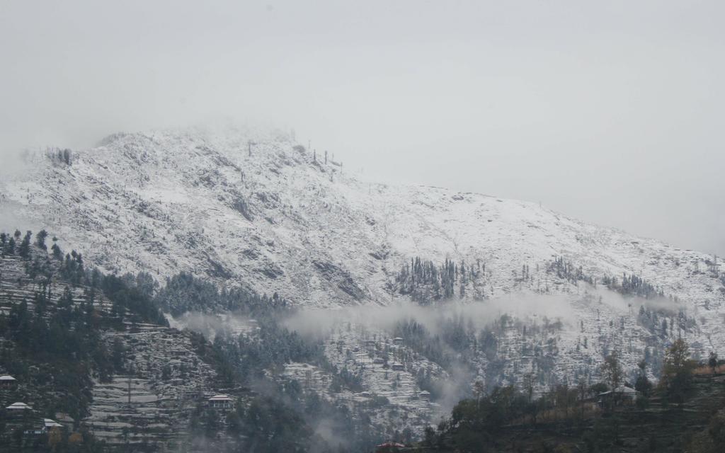IftikharFirdous's tweet photo. Taken in Shangla today. Below freezing temperatures in Malakand Division. #HelpEarthQuakeVictims https://t.co/1EIkoxohPf