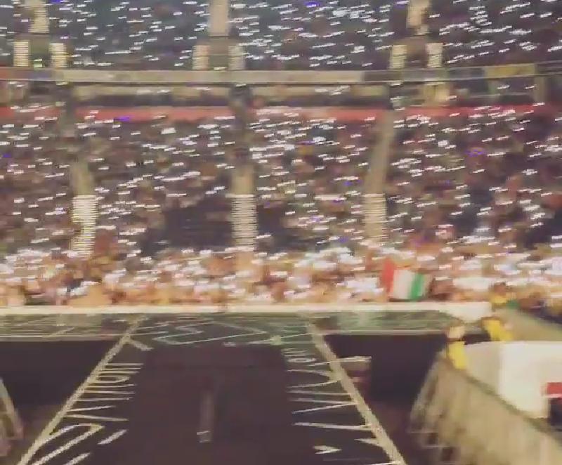 calxmvoice's tweet photo. Tutte con le lucine nel prato, poi ci sono io che mi distinguo con la bandiera dell'Italia, uhuh.

#otratmanchester https://t.co/N47ObIHsFr