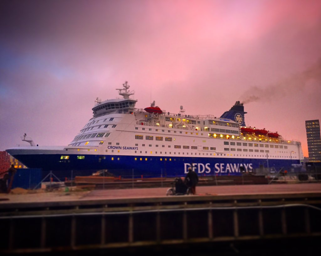 freqflyer's tweet photo. Nice ship in front of the @UNCityCPH #nethopesummit https://t.co/horNlQ81pk