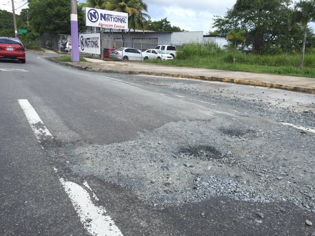 Solicitamos a <a href="/ACUEDUCTOSPR/">Comunicaciones AAA</a> repare área de la Carr185 frente a McDonalds <a href="/LORNNASOTO/">LORNNA J SOTO</a>