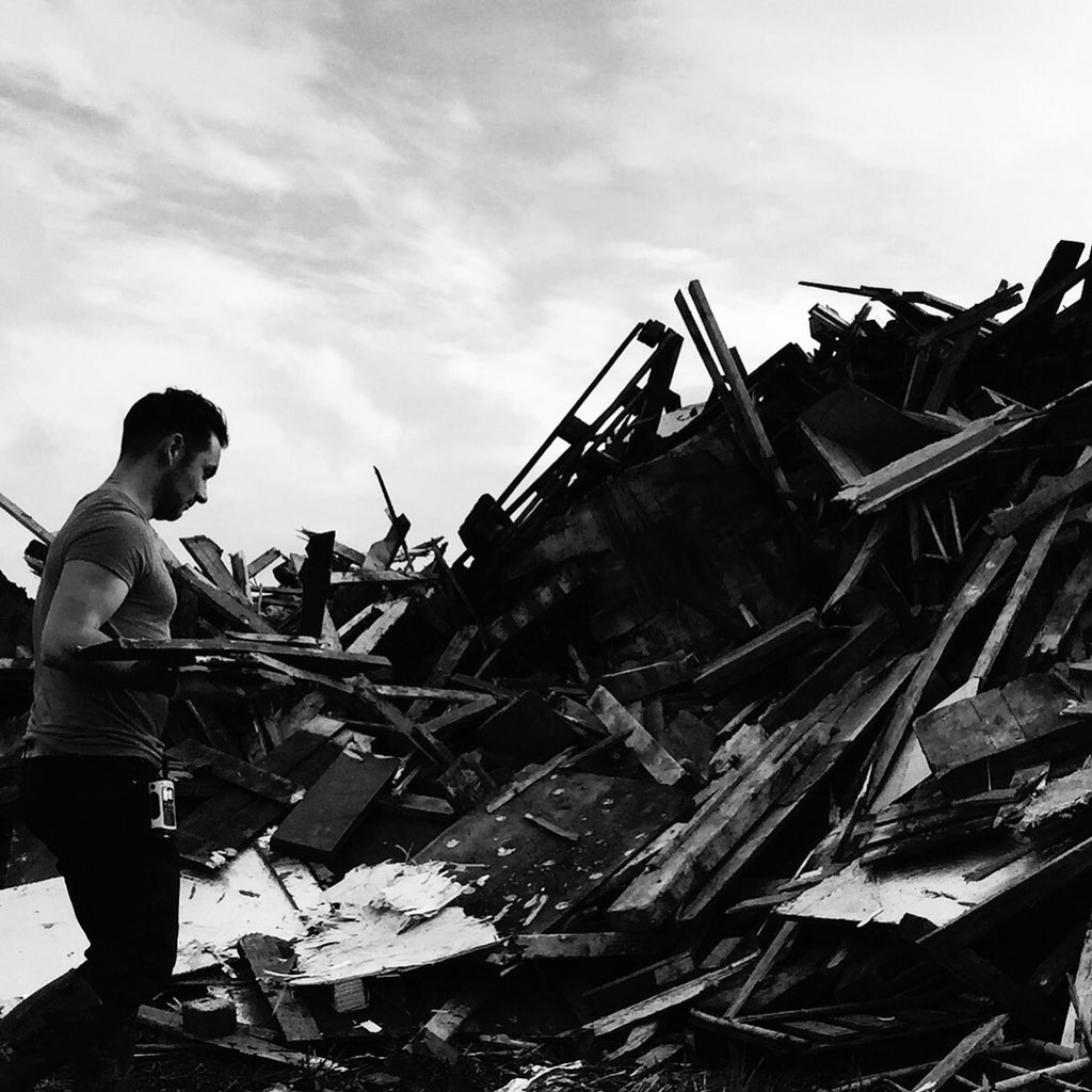 JimmyDeanXSTM's tweet photo. Building the bonfire! https://t.co/eQFkpUpG0P