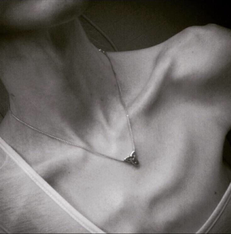 QuotesDeDeb's tweet image. Perfect collarbones💗 #bones #thinspo #thinspiration #ana