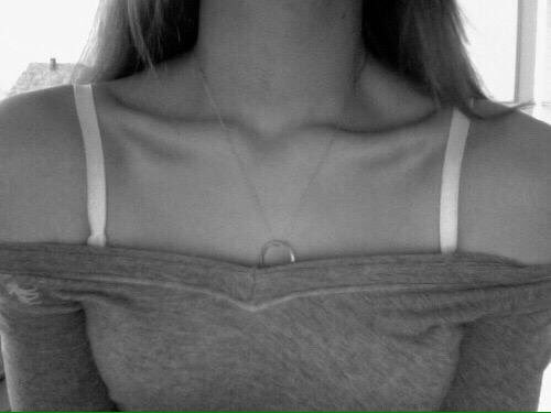 QuotesDeDeb's tweet image. Perfect collarbones💗 #bones #thinspo #thinspiration #ana