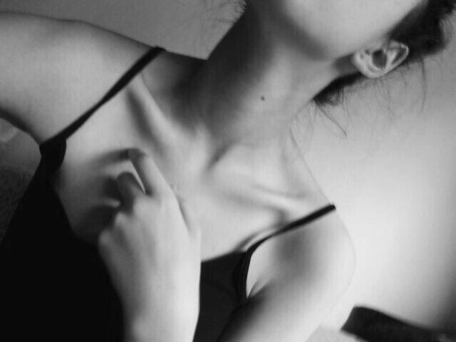 QuotesDeDeb's tweet image. Perfect collarbones💗 #bones #thinspo #thinspiration #ana