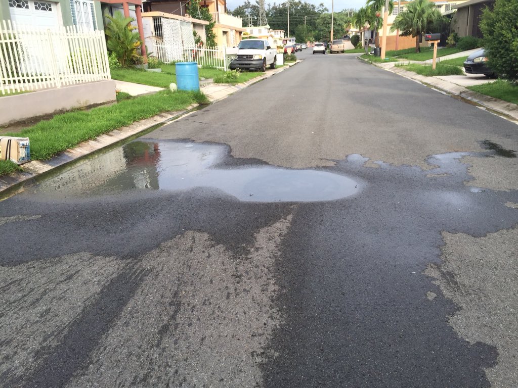 MCanovanas's tweet photo. @ACUEDUCTOSPR alcantarillado desbordado en la calle Almendro de la urb. Loíza Valley @LORNNASOTO https://t.co/IepfUjx8ni