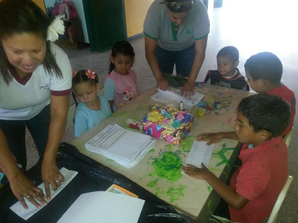 DilciaGimenez's tweet photo. Escuela Estadal Don José Ramón Brito Calles Pala vecino .actividad elaboración de Papagayos .niños de Preescolar https://t.co/oJ4ANrE3sY