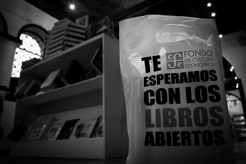 ElRickOrtiz's tweet photo. #Ecuador: En la mitad de un #Libro | https://t.co/7Lpu7q9AiJ  #PromociónDeLectura https://t.co/eokN4btbOF