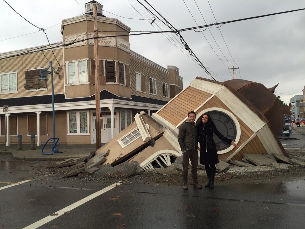 LanaParrilla's tweet photo. Oh no they didn't! Someone is messin' wit my town!!! The question is...Who?! #OnceAUponATime https://t.co/UrvAYsIP3C