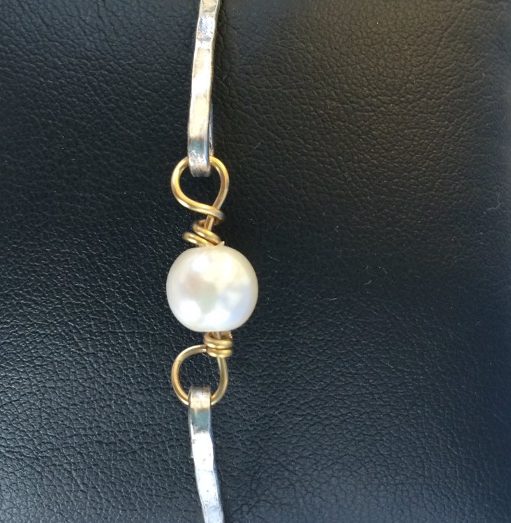 JClarkeJewelers's tweet photo. This week Countdown to Christmas giveaway! Silver bracelet with fresh water Pearl! Like and retweet to win. https://t.co/52ZnNvv8DO