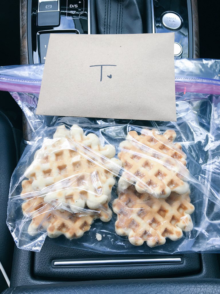 ICECREAMxBANDIT's tweet image. getting invoices fulfilled by @mouseliife be like...

🙈😱🙌🏻😍💘

#bestclient