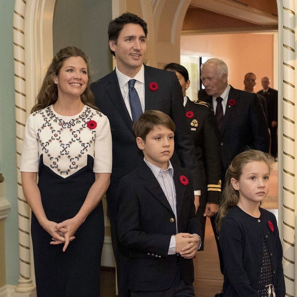 cafawards's tweet photo. Sophie Grégoire-Trudeau wore #CAFA2015 winner @erdem to the Primer-Minister's swearing: https://t.co/3VZLtg7RhB https://t.co/gcVIhmadVV