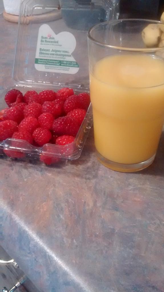 mcklingenberg's tweet photo. Gotta get that Vitamin C in an effort to kick this cold !! #URwhatUtwEat @UW_URWhatUTwEat  @UWsarahTA https://t.co/95iQiyJxxO