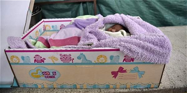 ELTIEMPO's tweet photo. ¿Cree que el Estado colombiano debe entregar un paquete de maternidad? Cuéntenos su opinión→ https://t.co/Ce9QJr0FfY https://t.co/OGLKfB5WFt