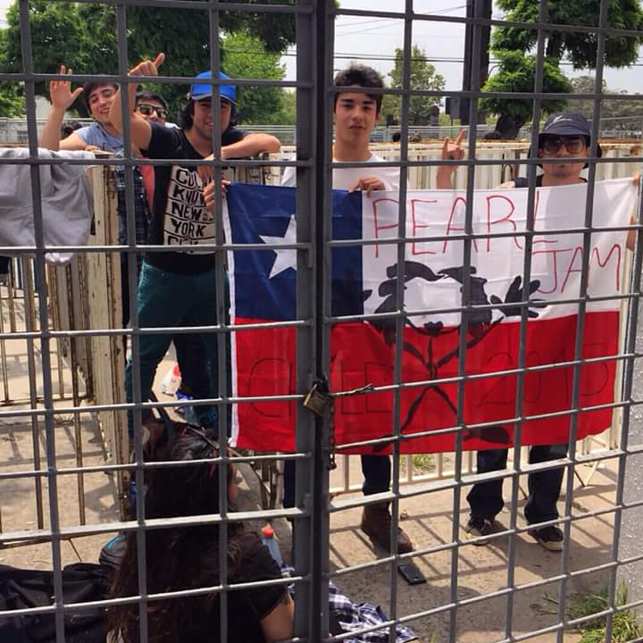 Fanáticos a la espera de <a href="/PearlJam/">Pearl Jam</a> #PearlJamEnChile