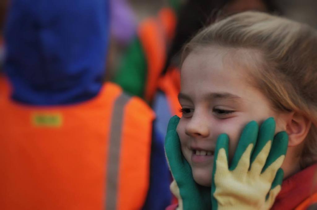 CaseyTrees's tweet photo. Planting trees just makes you feel great #tree #trees #treeplanting #treehugger #volunteering #kids #school #mundov… https://t.co/KhQVOXUIO6