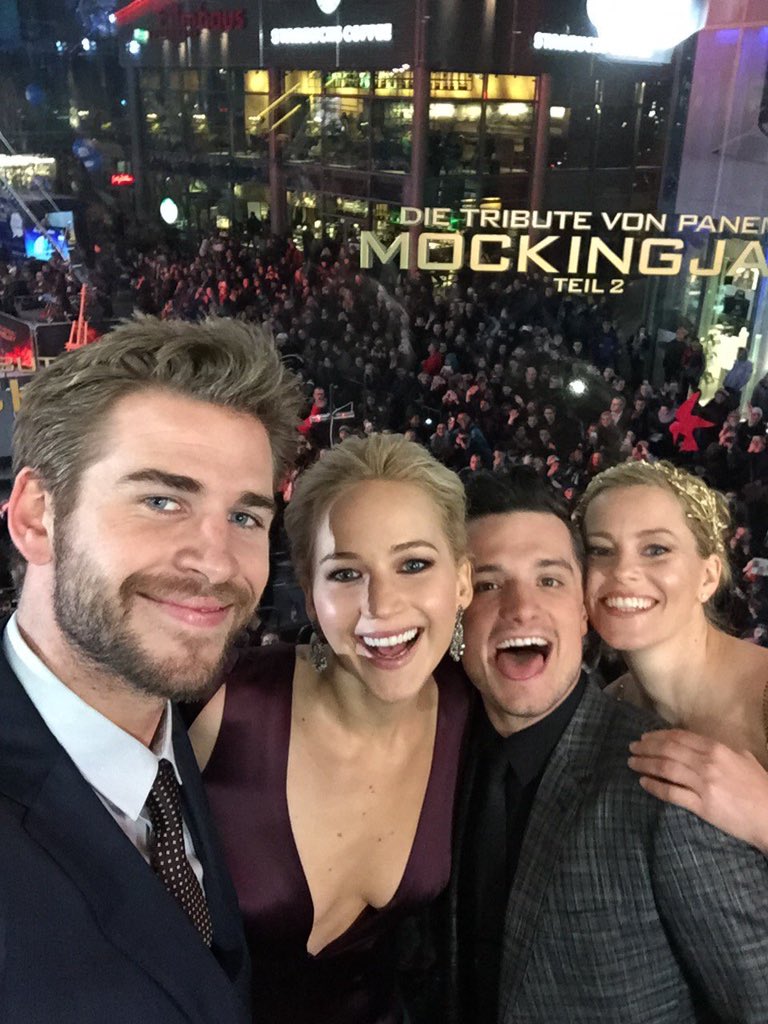 Everlark_4's tweet photo. Best selfie in the history of selfies https://t.co/D2JPBkZayQ