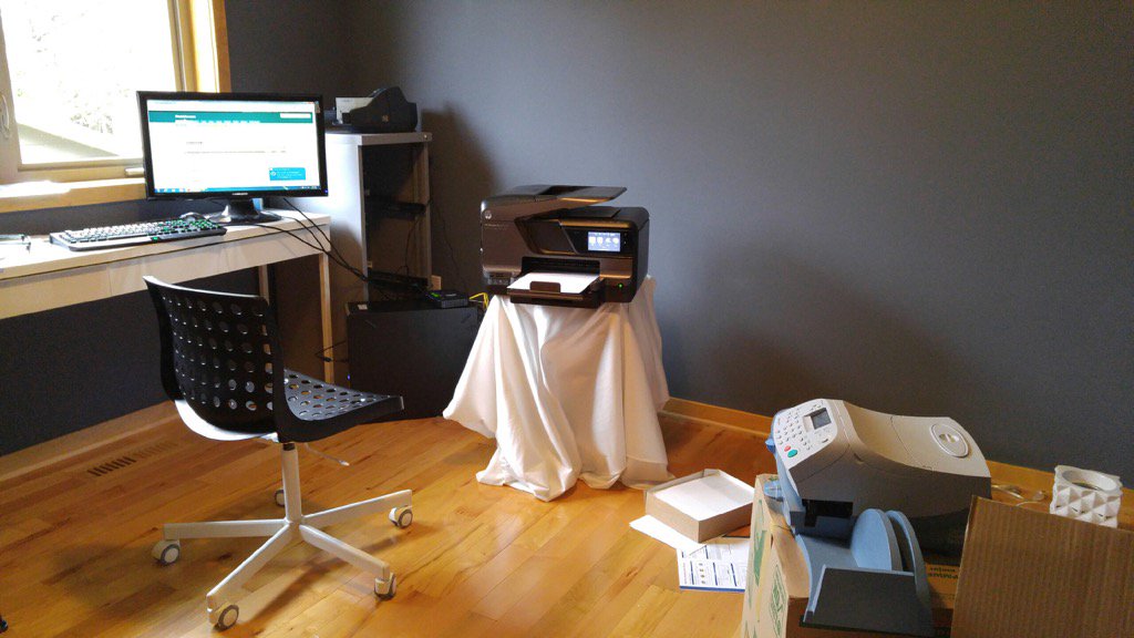 SOS_Drain_Sewer's tweet photo. The @SOS_Drain_Sewer office is currently relocating and the dedication to our customers is serious. #nodesknoproblem https://t.co/zKBiOWoaTt