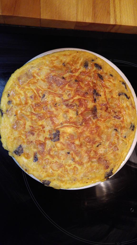 jordipiz's tweet photo. Pensant en fer uns #microcontinguts × @SnacksonApp sobre les truitaques de patates i buti negre q fa el #chefpizzi https://t.co/2iEwDjWSpV