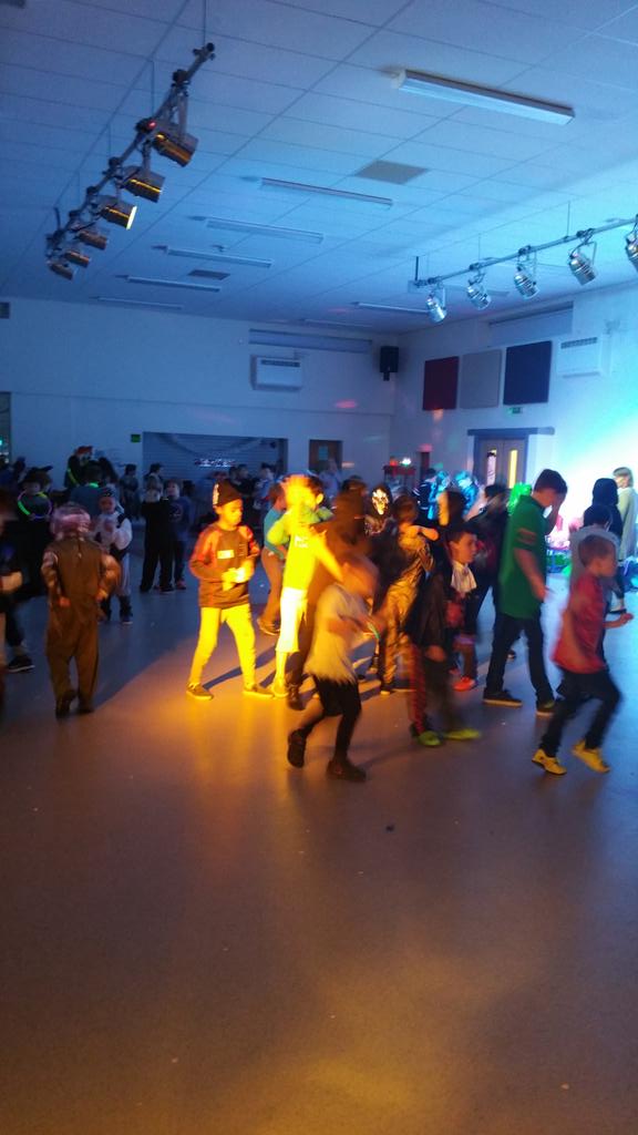LitchardPrimary's tweet photo. Another great #FOLPS Jnr Halloween Disco. The children ♡'d it! @FOLPS https://t.co/aO2hyc6Msl