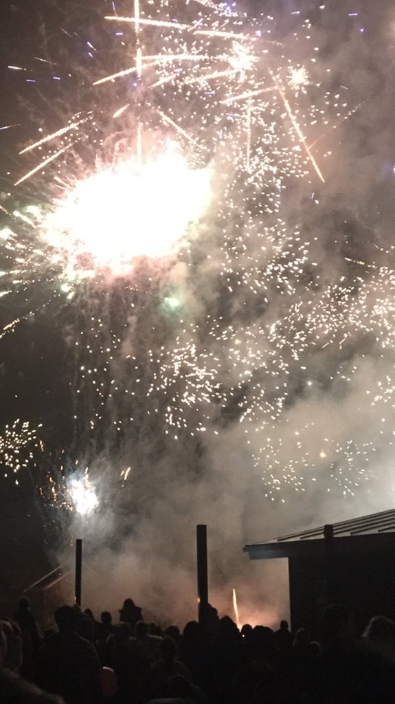 Lakeside_school's tweet photo. A brilliant Community Fireworks Extravaganza! Thanks to @RFireworks, the Friends of the School and all who attended. https://t.co/IVYXDuvsI5