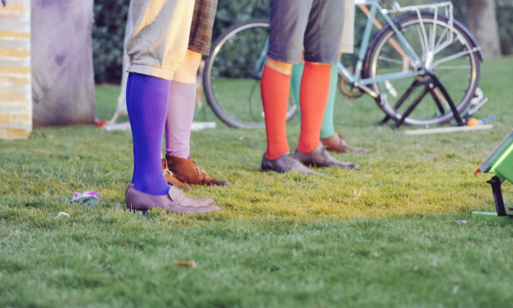 HandleBards's tweet photo. The HandleBardettes: A four-strong, all-female troupe of actors, who cycle the UK performing Shakespeare's plays. https://t.co/oARMTfQqA1