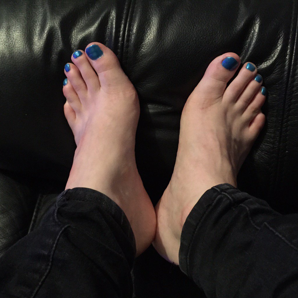 LadyCassabelle's tweet photo. These #loser trampling tootsies are due a pampering what snivelling wretch deems his money to be worthy #footslaves https://t.co/hSMQiwJN3n