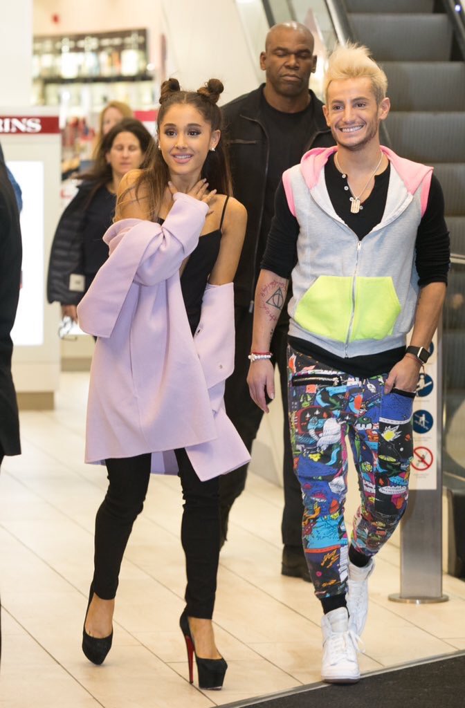 agbupdatesxoxo's tweet photo. Ariana in London! https://t.co/kgBIXkZe0p