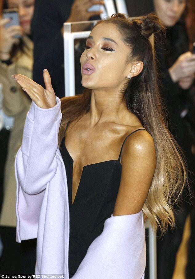 agbupdatesxoxo's tweet photo. Ariana in London! https://t.co/kgBIXkZe0p