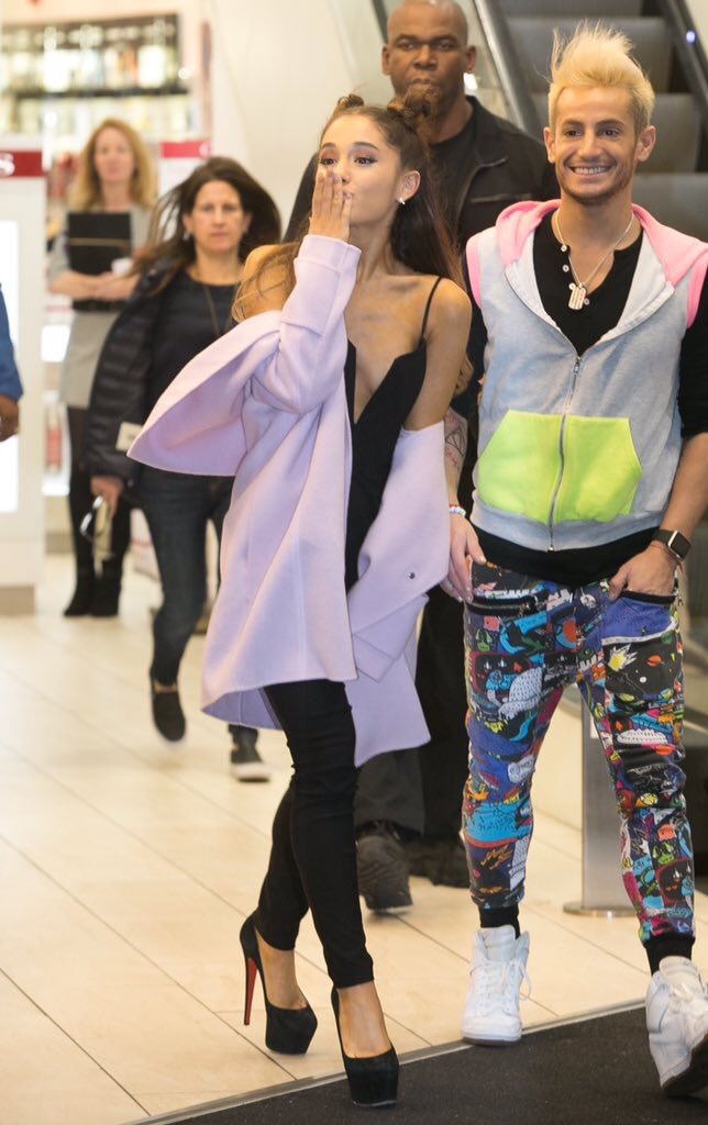 agbupdatesxoxo's tweet photo. Ariana in London! https://t.co/AmmgFx6M6c