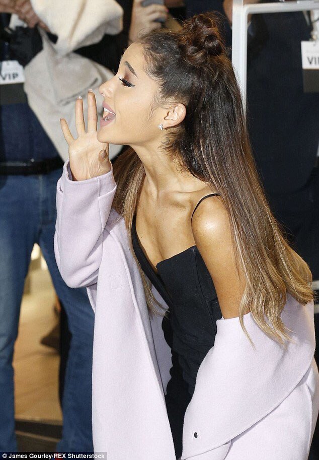 agbupdatesxoxo's tweet photo. Ariana in London! https://t.co/AmmgFx6M6c