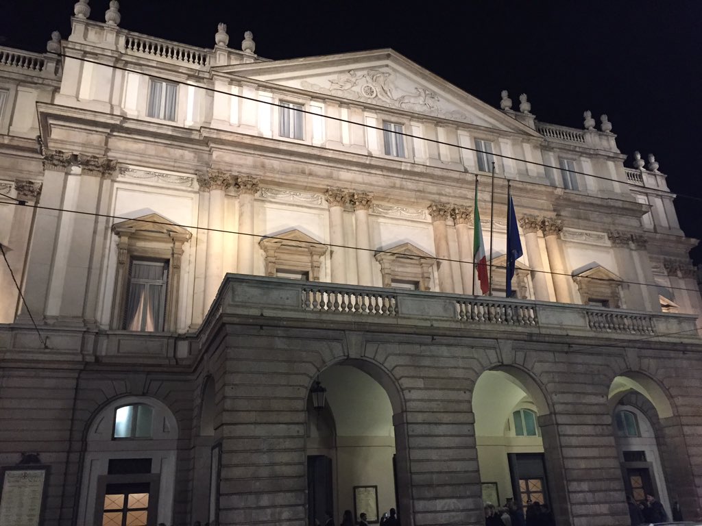 LaraQueenBee's tweet photo. #felice #lascala #graziemamma https://t.co/u6oEpOKOj7