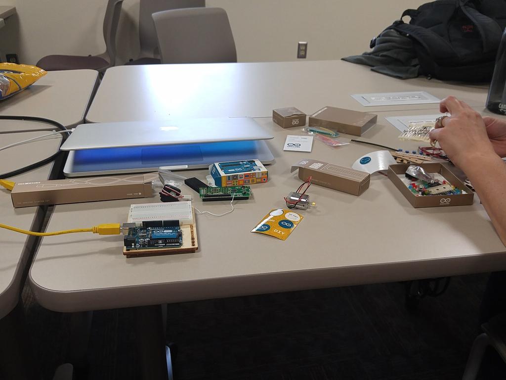 tjyoungers's tweet photo. First timers putting together an #ardiuno project. #haea #makeEDU https://t.co/kjZ9TUNPSv