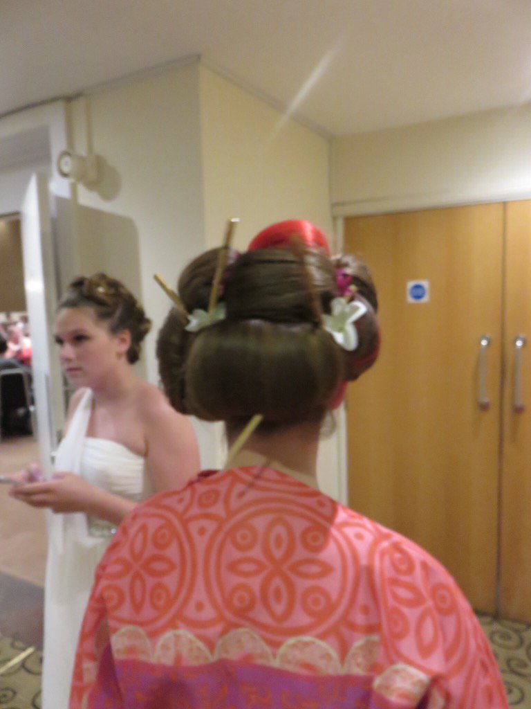Envymyhair's tweet photo. #HAIRHOUR #haircompetition #geishagirl #1styearapprentice https://t.co/usfjmoBkzE
