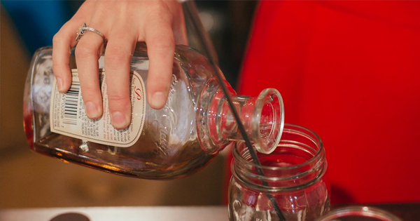 CareerContessa's tweet photo. Top 3 reasons you should put that vodka soda down. https://t.co/7JIUgMMAg8 |@sarahberneche #HappyHour https://t.co/iieSg4OSTe