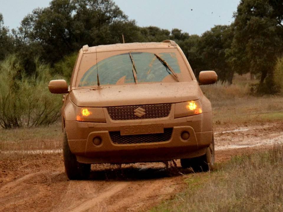 4x4Experience's tweet photo. Asi hemos acabado hoy. Algo de lluvia, y mucho barro. Conduccion muy divertida #4x4 #Montealegre https://t.co/SkukeqzrPT