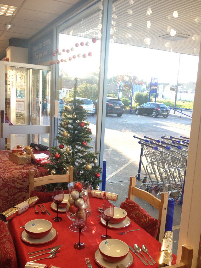 tofsEastAnglia's tweet photo. #christmas #theoriginalfactoryshop #suffolk #windowdisplay #rectella #denby #christmasdinner #christmasgifts https://t.co/41Qk5gIMCL