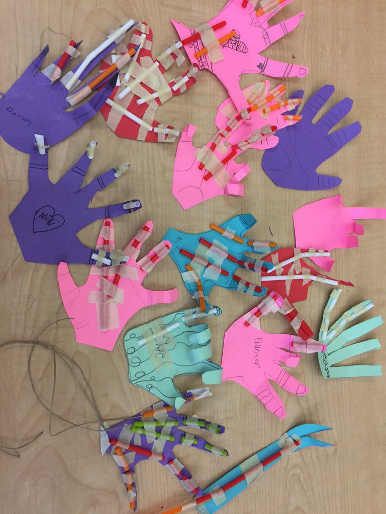 MaureenrReilly's tweet photo. 1st grade engineers grabber hand progress #kidscanmake @KathyCeceri @MarymountNY #MakerED #steam #girlsintech https://t.co/Y2fWPDSrXb
