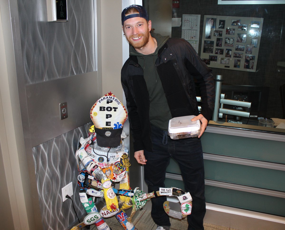BirdBotPhilly's tweet photo. Oh, ya know, just hanging out with Claude Giroux!! #PopeBotPhilly https://t.co/Hni2GRnRrf