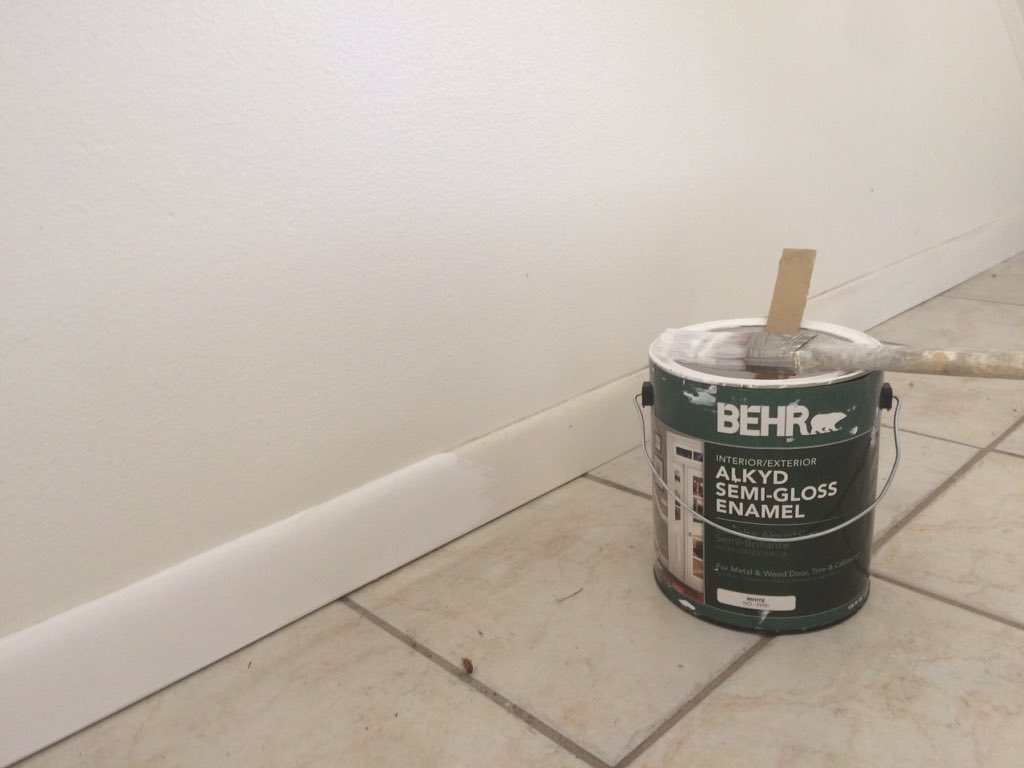 DrewWorx's tweet image. The best on trim #Behr Alkyd #Colormemory #painters #whitepaint #Floridapainters #StPete #DIY #Behrpro