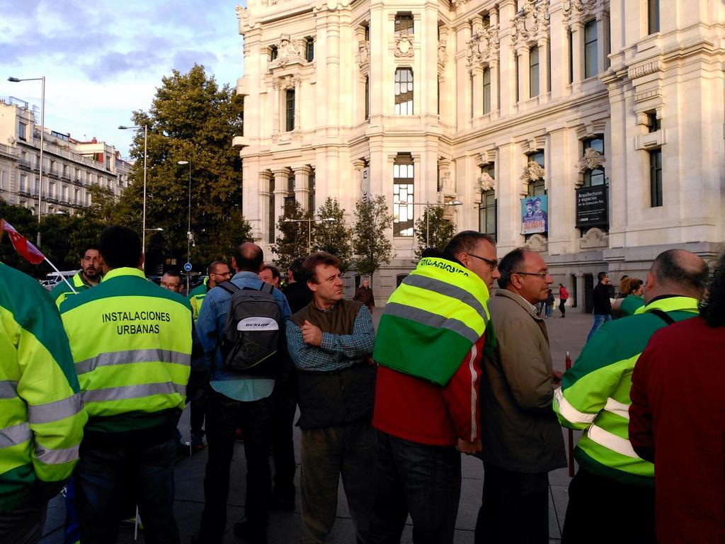 SoliObrera's tweet photo. Mientras #LuzMadrid despide, el ayuntamiento de @MADRID consiente. Todos son responsables. #Jesúsreadmisión https://t.co/13S9sW5TgW