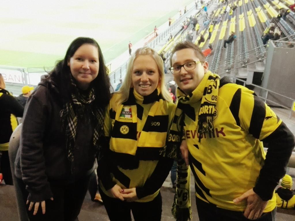 PatrickWe09's tweet photo. "Die drei von der Tankstelle." 😉
#Blockselfie #BVB 💛⚽ #BVBSCP https://t.co/kK9j2jMn2d