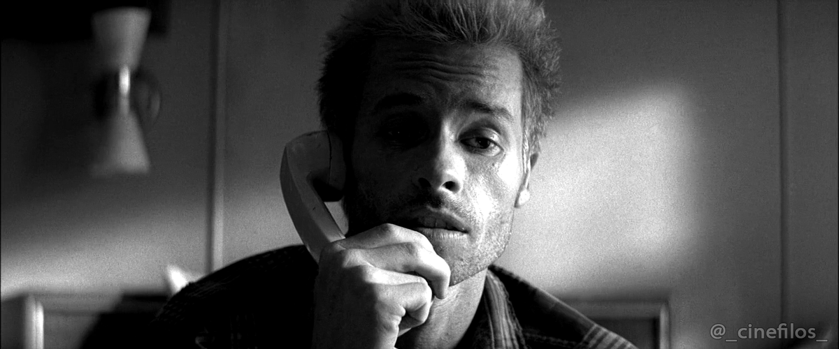 _Cinefilos_'s tweet photo. "No me gusta hablar por teléfono, tengo que mirar a los ojos a la gente cuando hablo con ella." Memento https://t.co/eITG6f6zxE