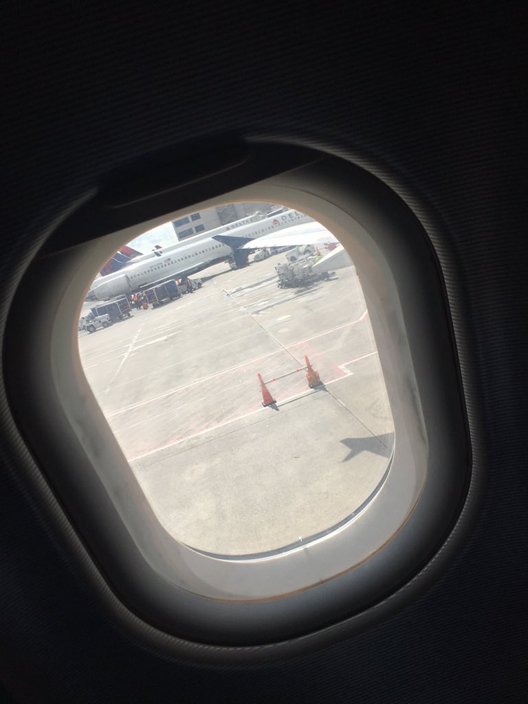 ShawnnaSim's tweet photo. Delta stands for "Doesn't Ever Leave The Airport" #fuelissues #travelprobs https://t.co/e7fVBDojSg