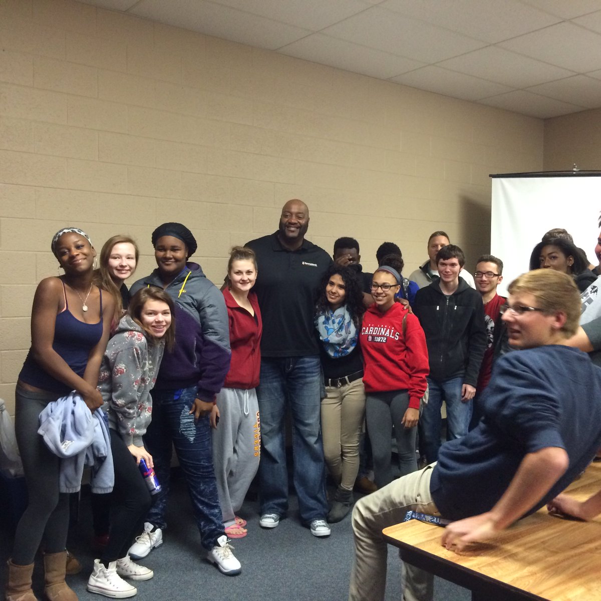 LM_COMPASS's tweet photo. Former OSU and NFL player Jimmie Bell talking to @LM_COMPASS students about leaving their legacy. https://t.co/XY2UlnEqwJ