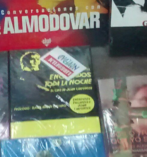 Mi <a href="/LibroCarpenter/">LibroJohnCarpenter </a>, en la vidriera de Libro Film. Lectura Halloweenezca a pleno.