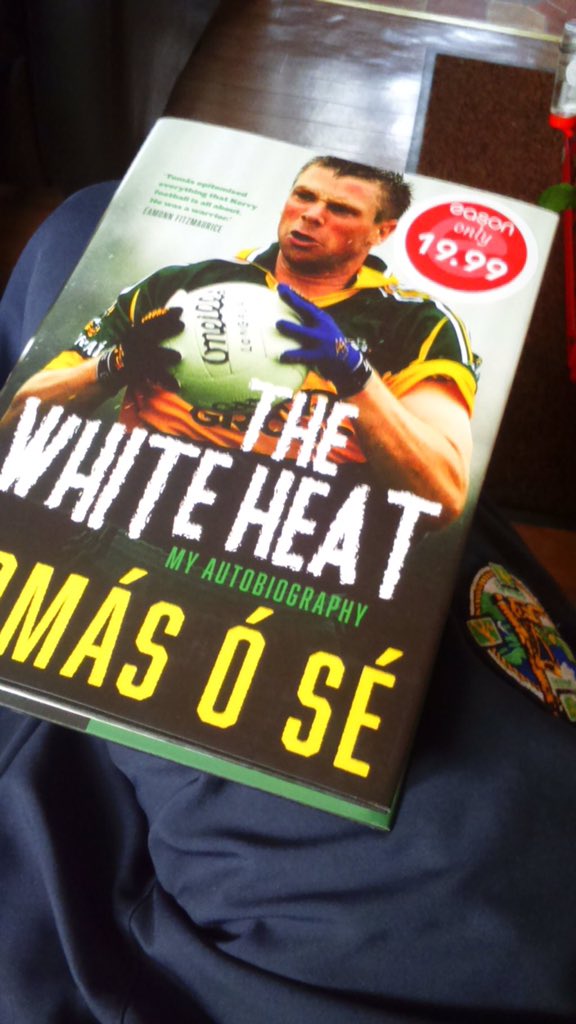 seandaly274's tweet photo. @tomas5ky Should have got @murphysgloves 2getu a pair of gloves for front of book. #OddPair #QualityFootballer https://t.co/iIYBH0974A